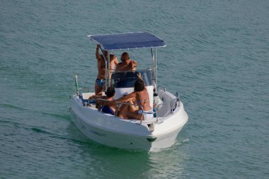 İtalya, Sicilya, Akdeniz, Marina di Ragusa (Ragusa Eyaleti); 14 Temmuz 2024, limandaki bir motorlu tekne - EDITORIAL