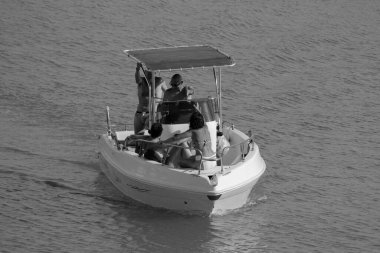 İtalya, Sicilya, Akdeniz, Marina di Ragusa (Ragusa Eyaleti); 14 Temmuz 2024, limandaki bir motorlu tekne - EDITORIAL