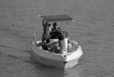 İtalya, Sicilya, Akdeniz, Marina di Ragusa (Ragusa Eyaleti); 14 Temmuz 2024, limandaki bir motorlu tekne - EDITORIAL