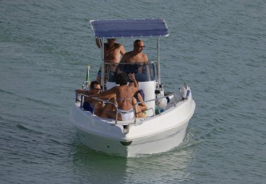 İtalya, Sicilya, Akdeniz, Marina di Ragusa (Ragusa Eyaleti); 14 Temmuz 2024, limandaki bir motorlu tekne - EDITORIAL