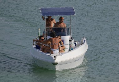 İtalya, Sicilya, Akdeniz, Marina di Ragusa (Ragusa Eyaleti); 14 Temmuz 2024, limandaki bir motorlu tekne - EDITORIAL