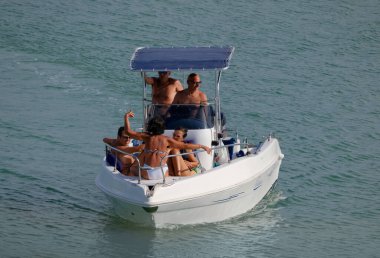 İtalya, Sicilya, Akdeniz, Marina di Ragusa (Ragusa Eyaleti); 14 Temmuz 2024, limandaki bir motorlu tekne - EDITORIAL