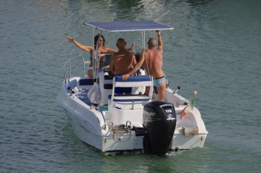 İtalya, Sicilya, Akdeniz, Marina di Ragusa (Ragusa Eyaleti); 14 Temmuz 2024, limandaki bir motorlu tekne - EDITORIAL