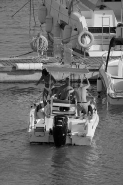 İtalya, Sicilya, Akdeniz, Marina di Ragusa (Ragusa Eyaleti); 14 Temmuz 2024, limandaki bir motorlu tekne - EDITORIAL