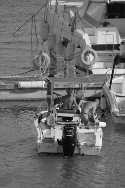 İtalya, Sicilya, Akdeniz, Marina di Ragusa (Ragusa Eyaleti); 14 Temmuz 2024, limandaki bir motorlu tekne - EDITORIAL