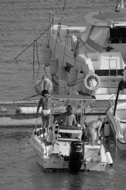 İtalya, Sicilya, Akdeniz, Marina di Ragusa (Ragusa Eyaleti); 14 Temmuz 2024, limandaki bir motorlu tekne - EDITORIAL