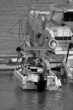 İtalya, Sicilya, Akdeniz, Marina di Ragusa (Ragusa Eyaleti); 14 Temmuz 2024, limandaki bir motorlu tekne - EDITORIAL