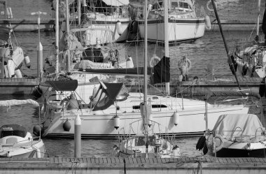 İtalya, Sicilya, Akdeniz, Marina di Ragusa (Ragusa ili); 14 Temmuz 2024, limandaki bir yelkenli teknesinde çift - EDITORIAL