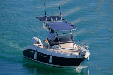 İtalya, Sicilya, Akdeniz, Marina di Ragusa (Ragusa Eyaleti); 15 Temmuz 2024, limandaki bir motorlu teknede balıkçı - EDITORIAL