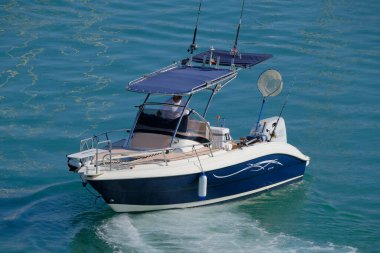 İtalya, Sicilya, Akdeniz, Marina di Ragusa (Ragusa Eyaleti); 15 Temmuz 2024, limandaki bir motorlu teknede balıkçı - EDITORIAL