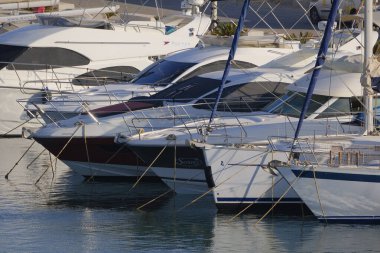 İtalya, Sicilya, Akdeniz, Marina di Ragusa (Ragusa ili); 16 Temmuz 2024, limanda lüks yatlar - EDITORIAL