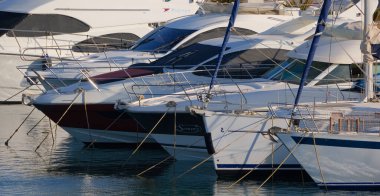 İtalya, Sicilya, Akdeniz, Marina di Ragusa (Ragusa ili); 16 Temmuz 2024, limanda lüks yatlar - EDITORIAL