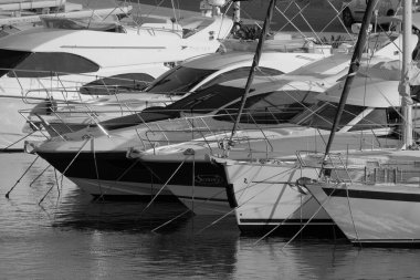 İtalya, Sicilya, Akdeniz, Marina di Ragusa (Ragusa ili); 16 Temmuz 2024, limanda lüks yatlar - EDITORIAL