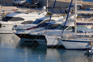 İtalya, Sicilya, Akdeniz, Marina di Ragusa (Ragusa ili); 16 Temmuz 2024, limanda lüks yatlar - EDITORIAL