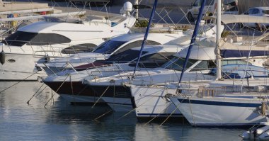 İtalya, Sicilya, Akdeniz, Marina di Ragusa (Ragusa ili); 16 Temmuz 2024, limanda lüks yatlar - EDITORIAL