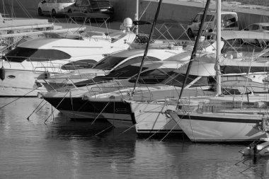 İtalya, Sicilya, Akdeniz, Marina di Ragusa (Ragusa ili); 16 Temmuz 2024, limanda lüks yatlar - EDITORIAL