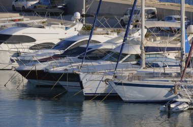 İtalya, Sicilya, Akdeniz, Marina di Ragusa (Ragusa ili); 16 Temmuz 2024, limanda lüks yatlar - EDITORIAL