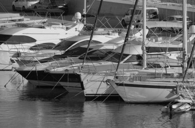 İtalya, Sicilya, Akdeniz, Marina di Ragusa (Ragusa ili); 16 Temmuz 2024, limanda lüks yatlar - EDITORIAL