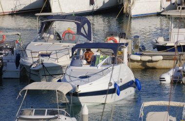 İtalya, Sicilya, Akdeniz, Marina di Ragusa (Ragusa Eyaleti); 16 Temmuz 2024, limanda lüks bir yatta insanlar - EDITORIAL