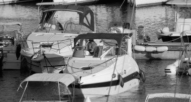 İtalya, Sicilya, Akdeniz, Marina di Ragusa (Ragusa Eyaleti); 16 Temmuz 2024, limanda lüks bir yatta insanlar - EDITORIAL