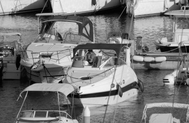 İtalya, Sicilya, Akdeniz, Marina di Ragusa (Ragusa Eyaleti); 16 Temmuz 2024, limanda lüks bir yatta insanlar - EDITORIAL