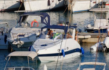 İtalya, Sicilya, Akdeniz, Marina di Ragusa (Ragusa Eyaleti); 16 Temmuz 2024, limanda lüks bir yatta insanlar - EDITORIAL