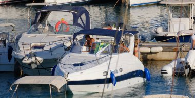 İtalya, Sicilya, Akdeniz, Marina di Ragusa (Ragusa Eyaleti); 16 Temmuz 2024, limanda lüks bir yatta insanlar - EDITORIAL