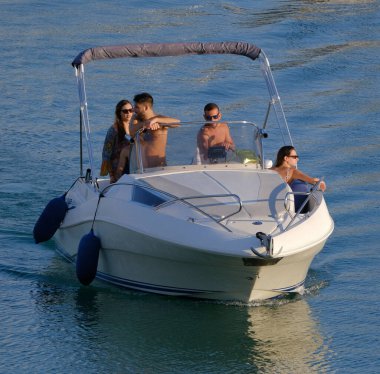 İtalya, Sicilya, Akdeniz, Marina di Ragusa (Ragusa Eyaleti); 16 Temmuz 2024, limandaki bir motorlu tekne - EDITORIAL