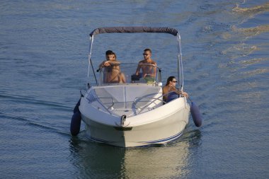 İtalya, Sicilya, Akdeniz, Marina di Ragusa (Ragusa Eyaleti); 16 Temmuz 2024, limandaki bir motorlu tekne - EDITORIAL