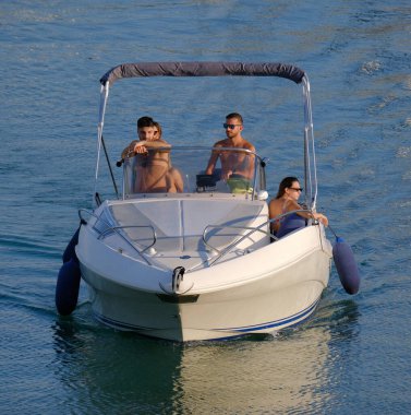 İtalya, Sicilya, Akdeniz, Marina di Ragusa (Ragusa Eyaleti); 16 Temmuz 2024, limandaki bir motorlu tekne - EDITORIAL