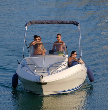 İtalya, Sicilya, Akdeniz, Marina di Ragusa (Ragusa Eyaleti); 16 Temmuz 2024, limandaki bir motorlu tekne - EDITORIAL