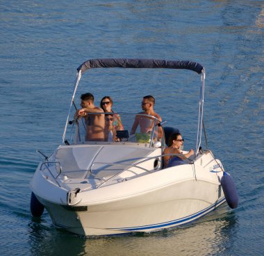 İtalya, Sicilya, Akdeniz, Marina di Ragusa (Ragusa Eyaleti); 16 Temmuz 2024, limandaki bir motorlu tekne - EDITORIAL