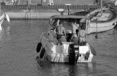 İtalya, Sicilya, Akdeniz, Marina di Ragusa (Ragusa Eyaleti); 16 Temmuz 2024, limandaki bir motorlu tekne - EDITORIAL