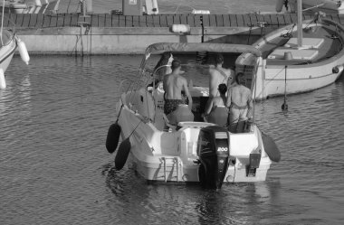 İtalya, Sicilya, Akdeniz, Marina di Ragusa (Ragusa Eyaleti); 16 Temmuz 2024, limandaki bir motorlu tekne - EDITORIAL