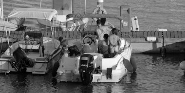 İtalya, Sicilya, Akdeniz, Marina di Ragusa (Ragusa Eyaleti); 16 Temmuz 2024, limandaki bir motorlu tekne - EDITORIAL