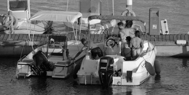 İtalya, Sicilya, Akdeniz, Marina di Ragusa (Ragusa Eyaleti); 16 Temmuz 2024, limandaki bir motorlu tekne - EDITORIAL