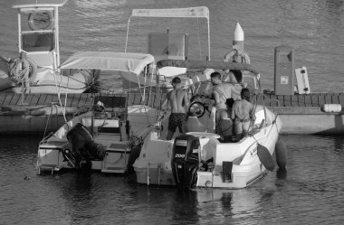 İtalya, Sicilya, Akdeniz, Marina di Ragusa (Ragusa Eyaleti); 16 Temmuz 2024, limandaki bir motorlu tekne - EDITORIAL