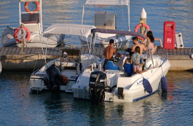 İtalya, Sicilya, Akdeniz, Marina di Ragusa (Ragusa Eyaleti); 16 Temmuz 2024, limandaki bir motorlu tekne - EDITORIAL