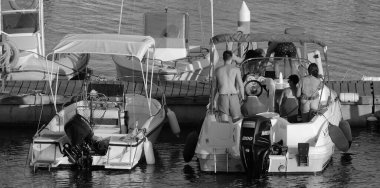 İtalya, Sicilya, Akdeniz, Marina di Ragusa (Ragusa Eyaleti); 16 Temmuz 2024, limandaki bir motorlu tekne - EDITORIAL