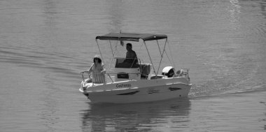 İtalya, Sicilya, Akdeniz, Marina di Ragusa (Ragusa Eyaleti); 18 Temmuz 2024, limanda bir motorlu tekne - EDITORIAL