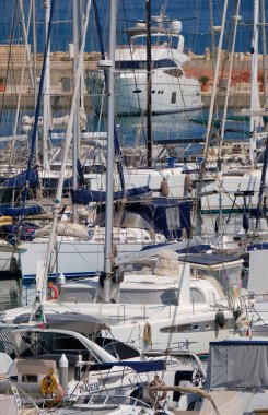 İtalya, Sicilya, Akdeniz, Marina di Ragusa (Ragusa ili); 18 Temmuz 2024, limanda lüks yatlar - EDITORIAL