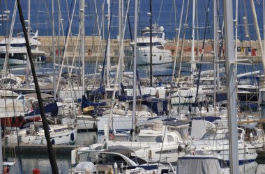 İtalya, Sicilya, Akdeniz, Marina di Ragusa (Ragusa ili); 18 Temmuz 2024, limanda lüks yatlar - EDITORIAL