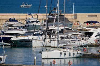 İtalya, Sicilya, Akdeniz, Marina di Ragusa (Ragusa ili); 18 Temmuz 2024, limanda lüks yatlar - EDITORIAL