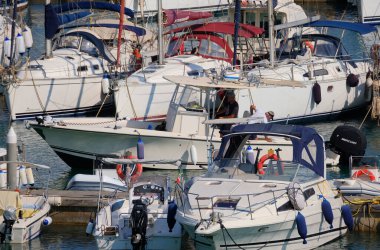 İtalya, Sicilya, Akdeniz, Marina di Ragusa (Ragusa Eyaleti); 18 Temmuz 2024, limandaki bir motorlu teknede balıkçı - EDITORIAL