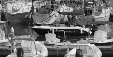 İtalya, Sicilya, Akdeniz, Marina di Ragusa (Ragusa Eyaleti); 19 Temmuz 2024, limandaki bir motorlu teknede balıkçı - EDITORIAL