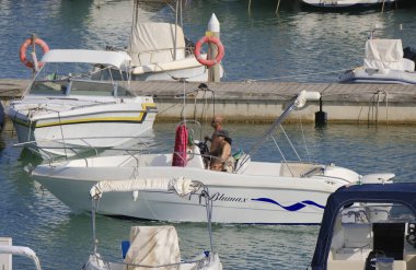 İtalya, Sicilya, Akdeniz, Marina di Ragusa (Ragusa Eyaleti); 20 Temmuz 2024, limanda bir motorlu tekne - EDITORIAL