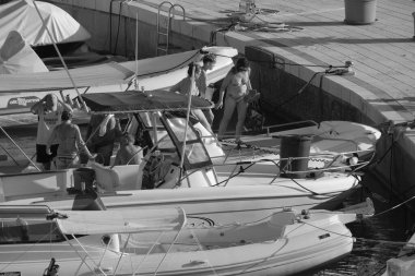 İtalya, Sicilya, Akdeniz, Marina di Ragusa (Ragusa Eyaleti); 21 Temmuz 2024, limandaki bir motorlu tekne - EDITORIAL