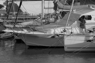 İtalya, Sicilya, Akdeniz, Marina di Ragusa (Ragusa Eyaleti); 21 Temmuz 2024, limanda lüks bir yatta bir kadın - EDITORIAL