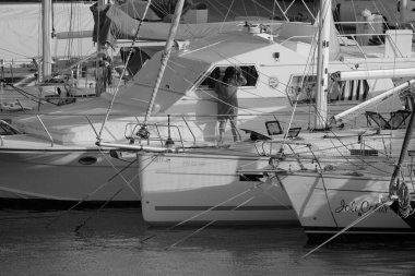 İtalya, Sicilya, Akdeniz, Marina di Ragusa (Ragusa Eyaleti); 21 Temmuz 2024, limanda lüks bir yatta bir kadın - EDITORIAL