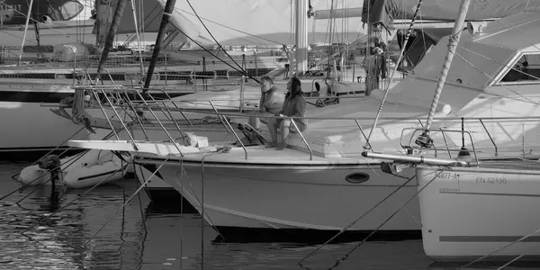 İtalya, Sicilya, Akdeniz, Marina di Ragusa (Ragusa ili); 21 Temmuz 2024, limanda lüks bir yatta çift - EDITORIAL